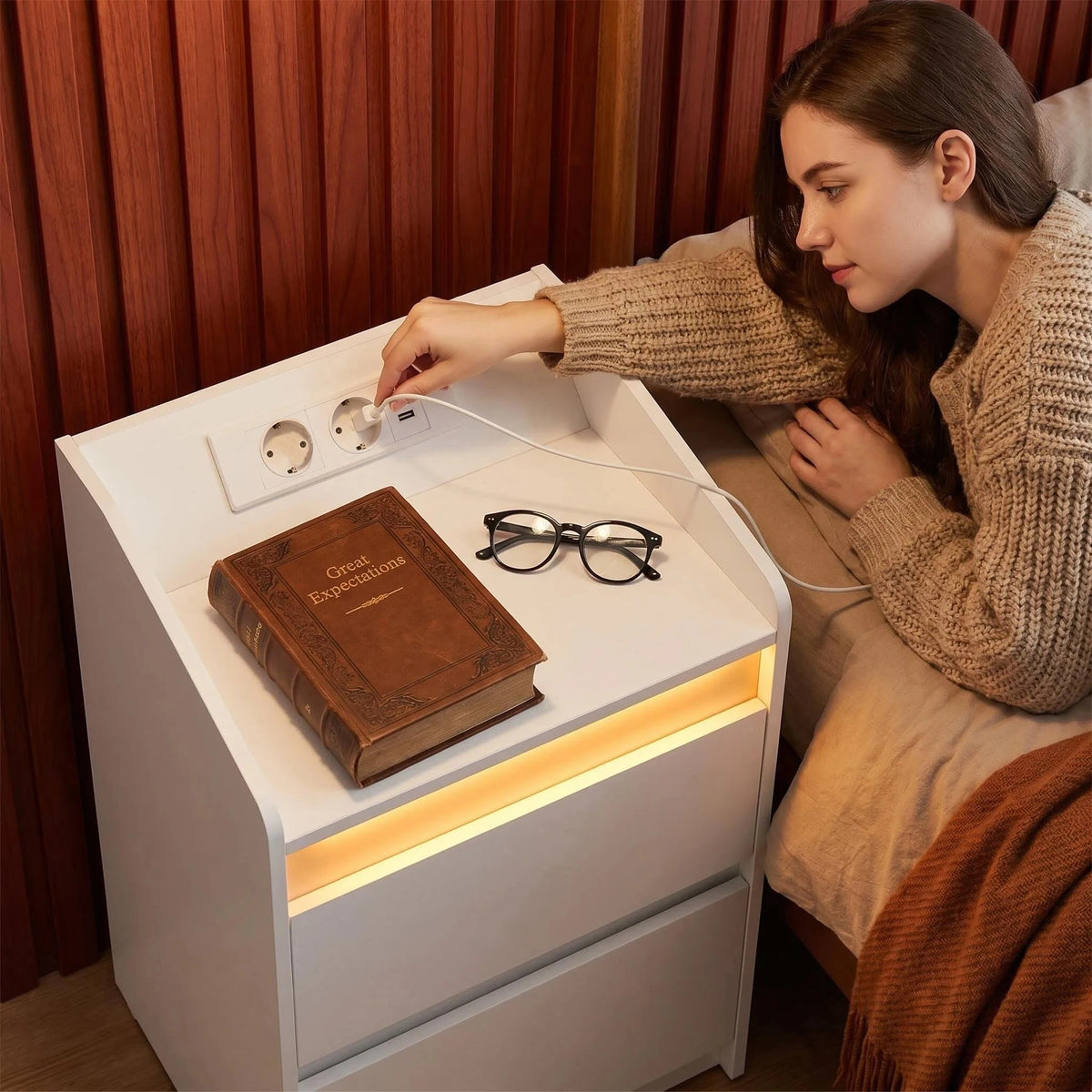 Mesa de cabeceira com 2 gavetas, mesa lateral, elegante e versátil, ideal para sala de estar e quarto