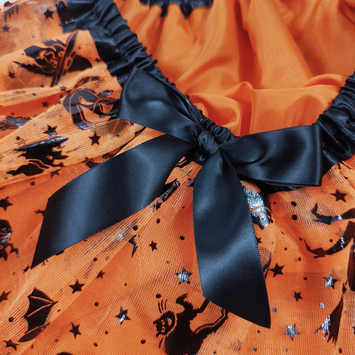 Saia de Tule para Adultos de Halloween Adornada com Morcegos, Abóboras e Estrelas, Esta Saia de Tule Laranja Tem um Laço Preto na Cintura