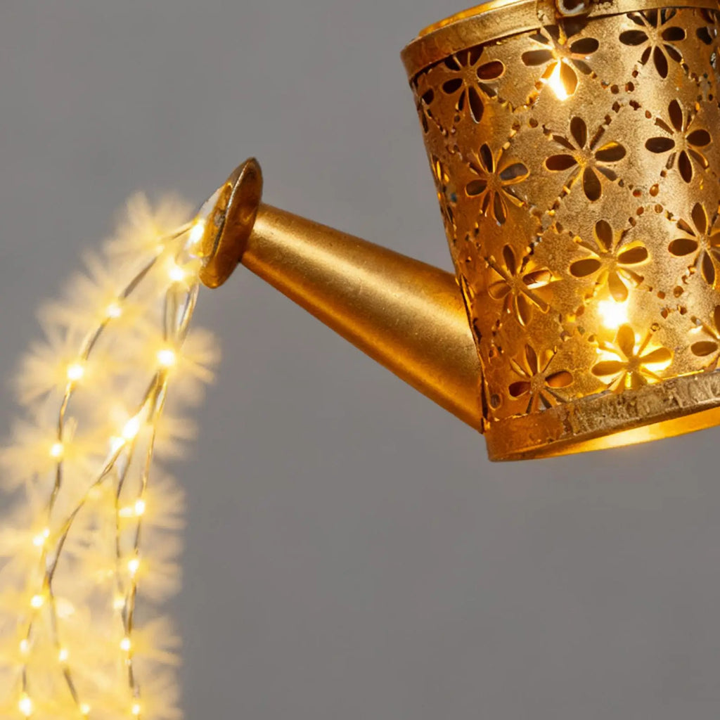 Lanterna de jardim solar com motivos natalinos, em forma de regador, com luzes LED, para uso exterior, à prova de água, em metal, para decoração de jardins e pátios.