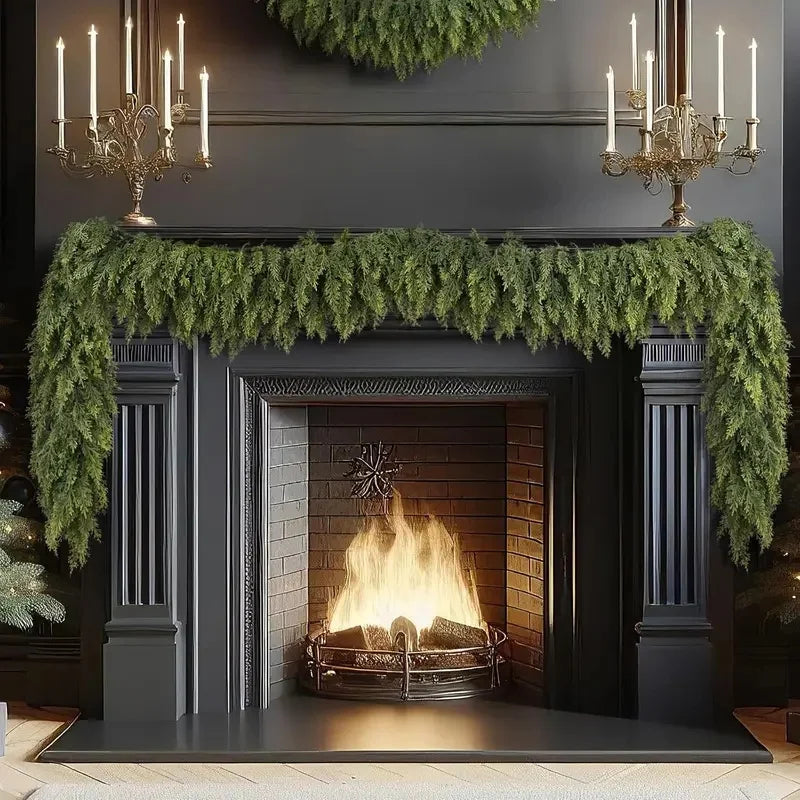 Guirlanda de árvore de Natal artificial com folhas de cipreste e enfeites de pinho para pendurar, ideal para decoração de festas em casa, áreas externas e jardins. Preço acessível.