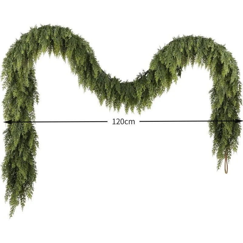 Guirlanda de árvore de Natal artificial com folhas de cipreste e enfeites de pinho para pendurar, ideal para decoração de festas em casa, áreas externas e jardins. Preço acessível.