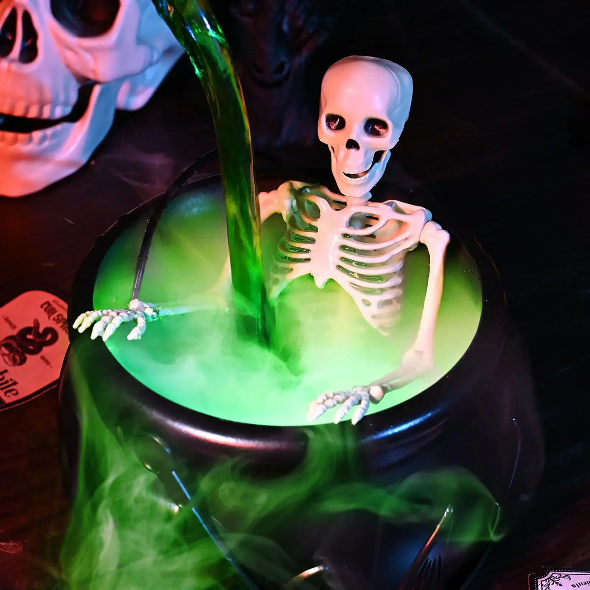 Halloween WitchCauldron com luz LED e névoa Mist Maker Esqueleto Decoração para festa assustadora de Hocus Pocus, casa, festa de Halloween
