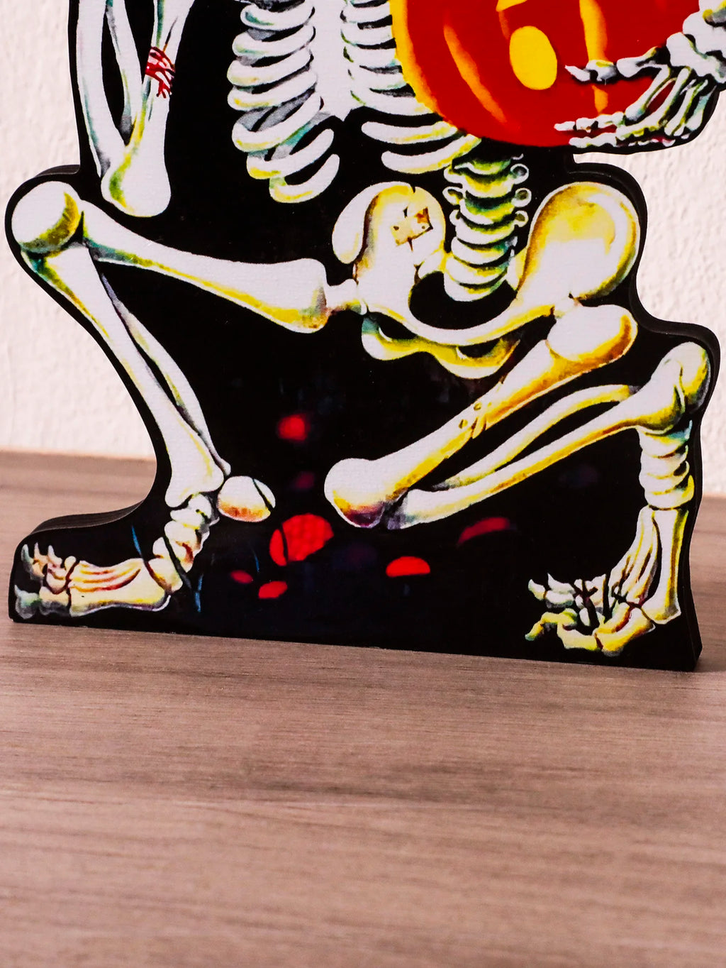 Decoração de mesa de esqueleto de Halloween, esqueleto segurando forma de abóbora, enfeites de mesa de madeira, presente de decoração de casa e festa assustador