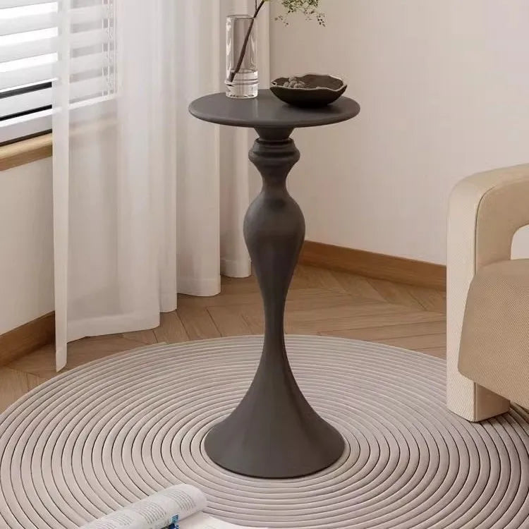 Apartamento pequeno com design minimalista moderno, sala de estar junto à cama, sofá, mesa de centro, mesa redonda de ferro, estilo ins.