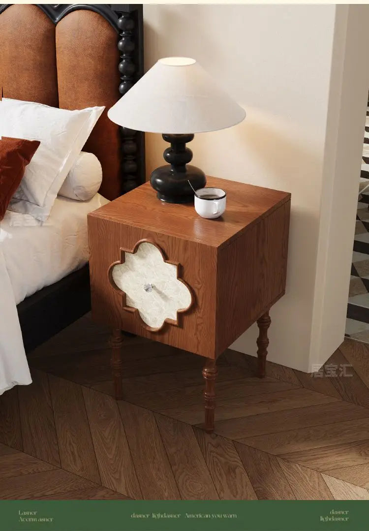 Mesa de Cabeceira Antiga de Luxo de Alta Qualidade em Madeira de Freixo com Design Artístico de Trevo de Quatro Folhas, Armário Lateral para Sofá e Armário de Cabeceira para Quarto