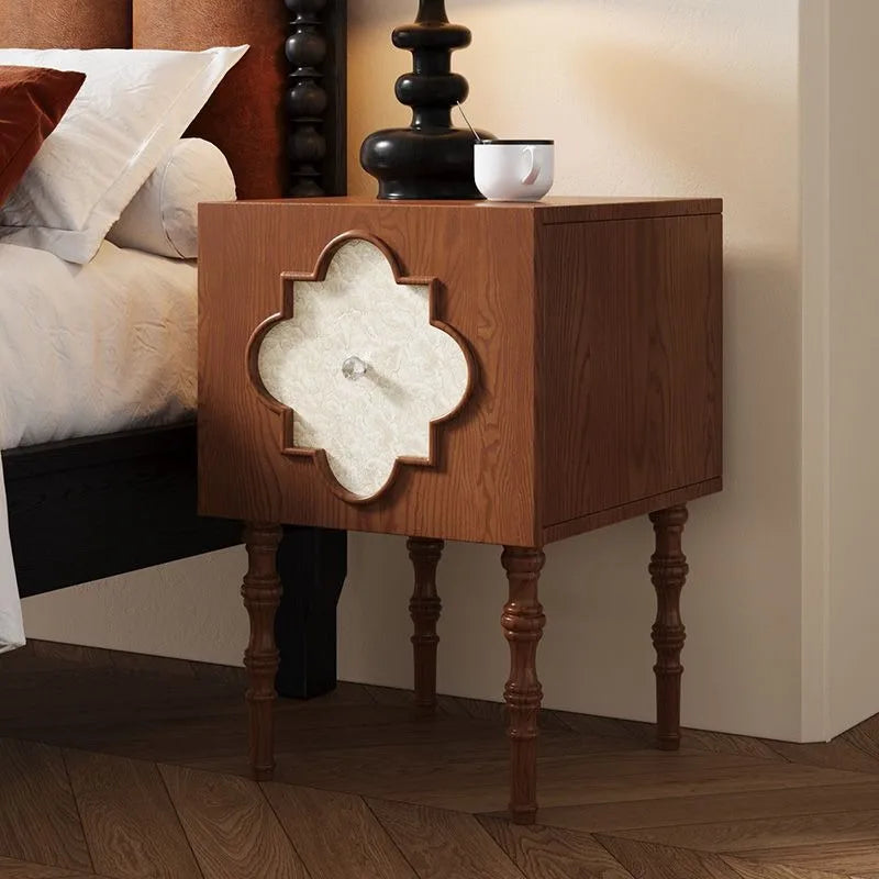 Mesa de Cabeceira Antiga de Luxo de Alta Qualidade em Madeira de Freixo com Design Artístico de Trevo de Quatro Folhas, Armário Lateral para Sofá e Armário de Cabeceira para Quarto