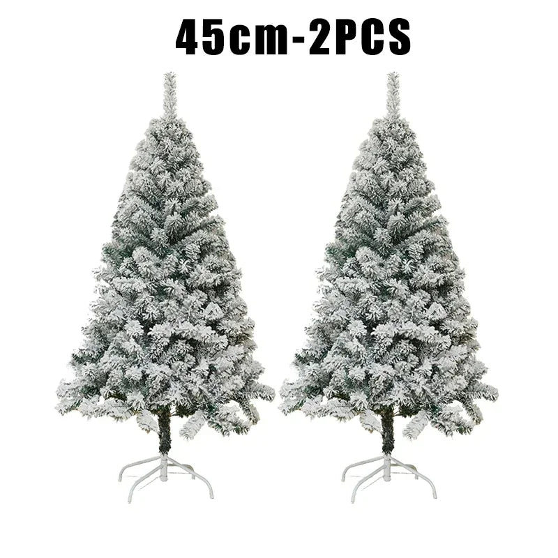 Árvore de Natal artificial em PVC com efeito de neve e galhos esbranquiçados, ideal para decoração de vitrines e para as festas de fim de ano.