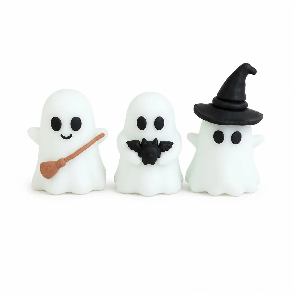 Cenário de decoração de mesa com tema de Halloween - pequenos fantasmas fofos, itens decorativos, mini micro-paisagem brilhante.
