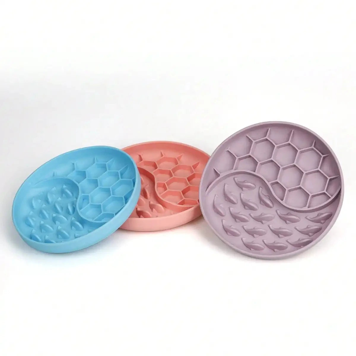 O tapete de lamber para animais de estimação é feito de silicone de grau alimentício e possui uma tigela com design duplo para prevenir asfixia e promover a alimentação lenta.