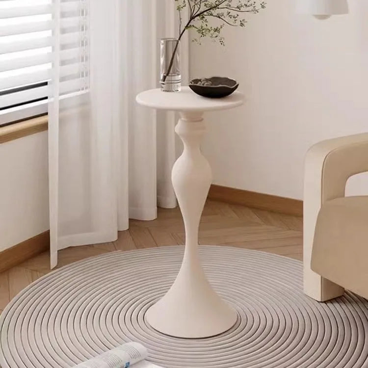 Apartamento pequeno com design minimalista moderno, sala de estar junto à cama, sofá, mesa de centro, mesa redonda de ferro, estilo ins.