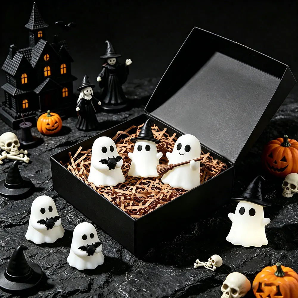 Cenário de decoração de mesa com tema de Halloween - pequenos fantasmas fofos, itens decorativos, mini micro-paisagem brilhante.