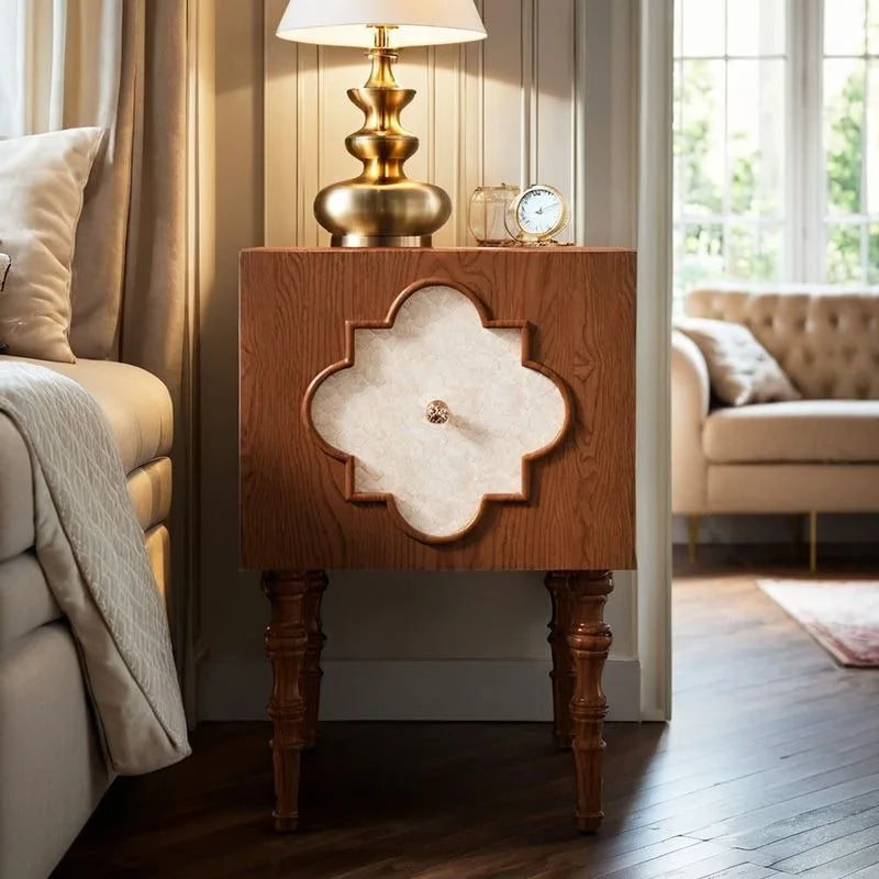 Mesa de Cabeceira Antiga de Luxo de Alta Qualidade em Madeira de Freixo com Design Artístico de Trevo de Quatro Folhas, Armário Lateral para Sofá e Armário de Cabeceira para Quarto