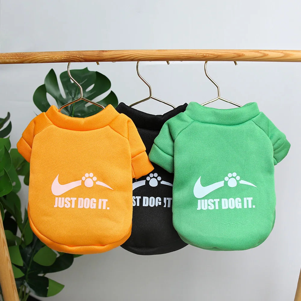Roupas para animais de estimação de outono e inverno, bonito inglês carta veludo em torno do pescoço com capuz, super fofo gato e cachorro roupas universais, fashionab