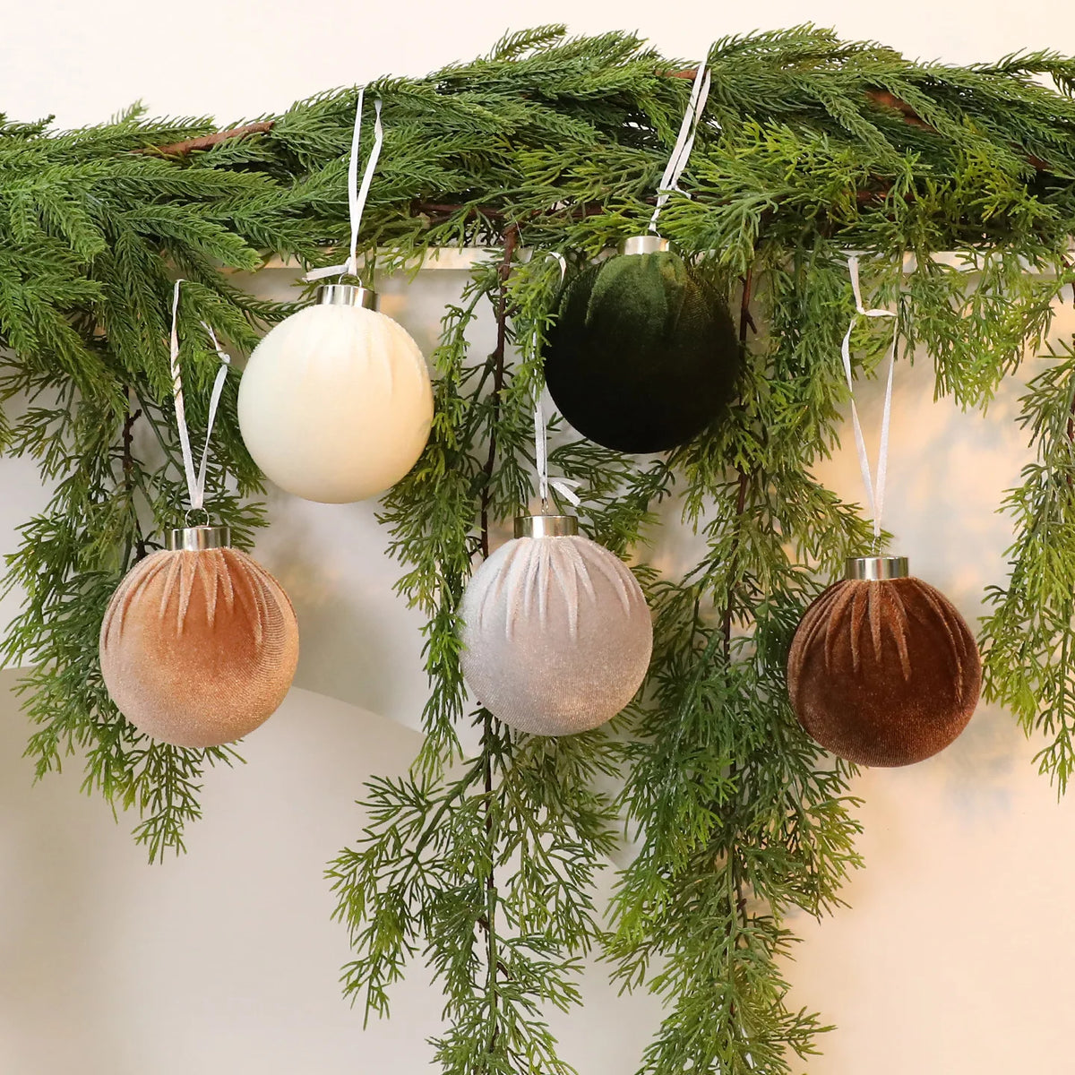Bolas de Natal de Veludo 8cm 15PCS Enfeites de Natal com Tecido Flocado para Decoração de Árvore de Natal e Festas em Casa