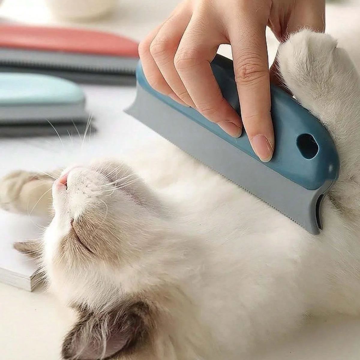 Escova removedora de pêlos de animais de estimação eficaz para gatos e cães - rasga suavemente a lã e limpa a pele para uma casa limpa e arrumada