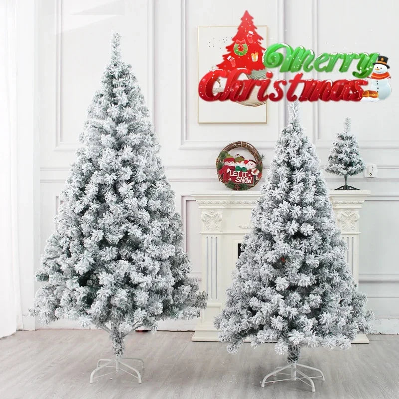 Árvore de Natal artificial em PVC com efeito de neve e galhos esbranquiçados, ideal para decoração de vitrines e para as festas de fim de ano.