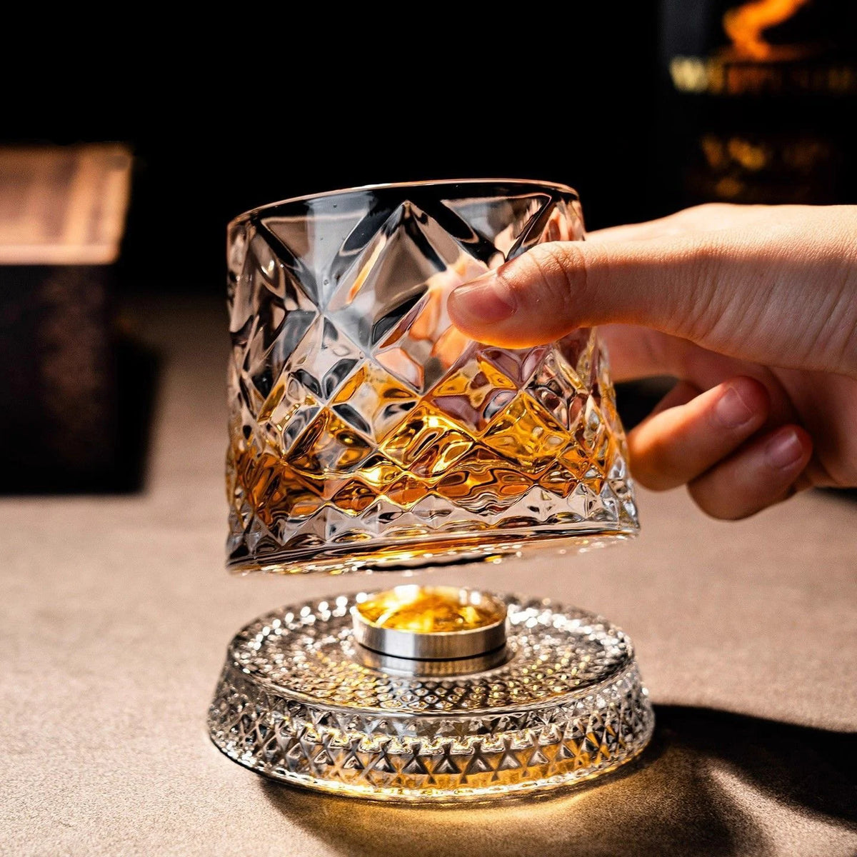 2026 novos copos de uísque rotativos vidro de uísque com base de vidro 360 graus de rotação cristal rum vidro para cocktail festa beber