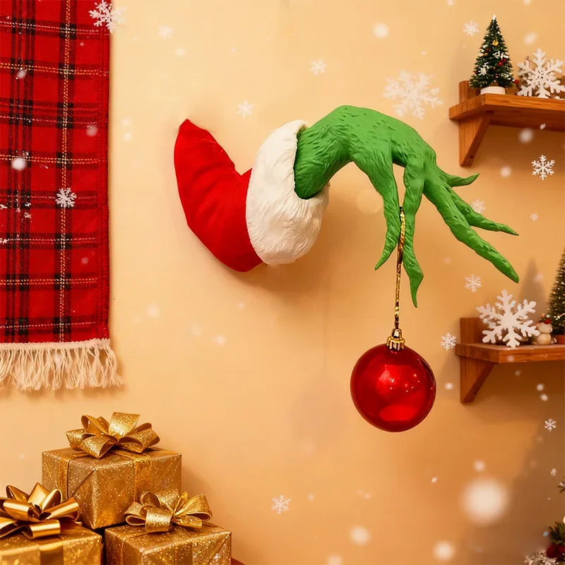 A árvore de Natal de fada é decorada com brinquedos de pelúcia verdes, marionetes de armas de monstro e árvores de Natal de fadas para decorar a festa