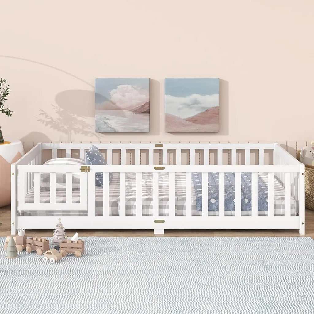 Cama de chão de tamanho duplo com ripas e porta, estrutura de cama de chão Montessori com trilhos altos, camas infantis de madeira dupla com cerca, sem caixa de mola