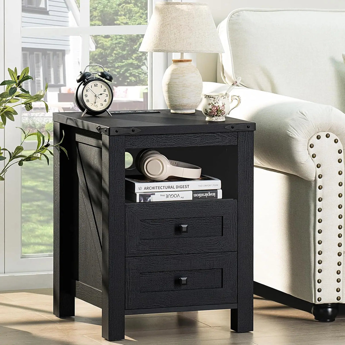 Mesa de cabeceira com estação de carregamento e porta USB, 2 gavetas e prateleira para armazenamento, móveis de quarto em estilo rústico, personalizável.