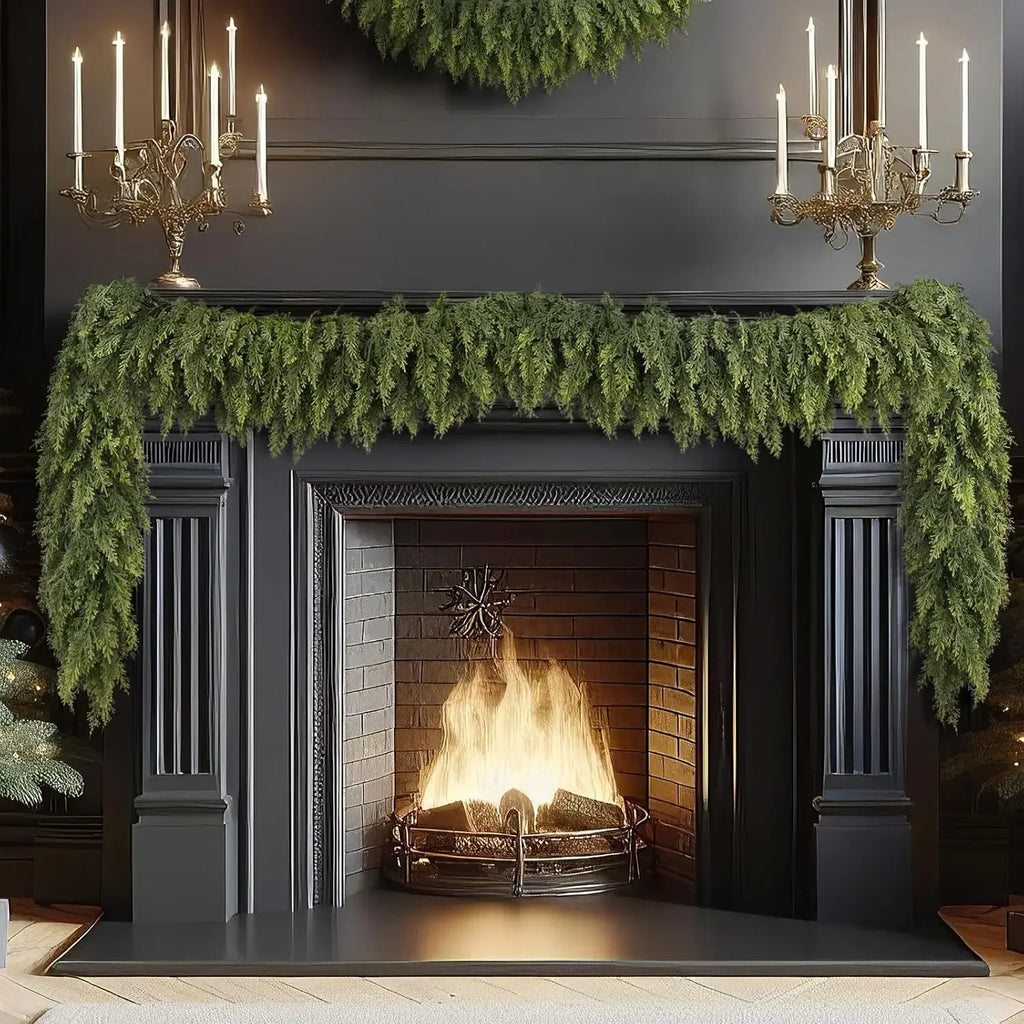 Guirlanda de árvore de Natal artificial com folhas de cipreste e enfeites de pinho para pendurar, ideal para decoração de festas em casa, áreas externas e jardins. Preço acessível.