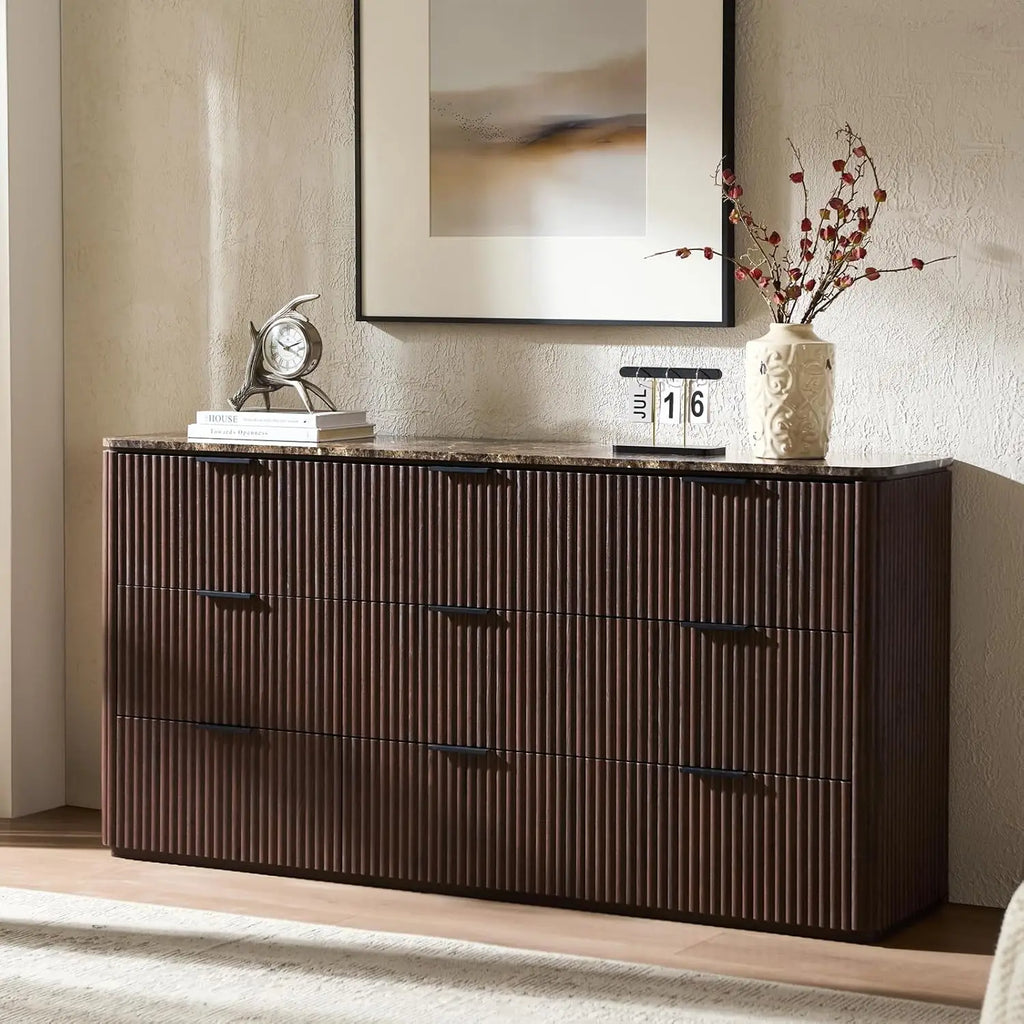 Cômoda com 9 Gavetas para Quarto, 63 Polegadas de Largura, Cômoda Moderna com Topo de Mármore Falso, Design com Cantos Arredondados, Personalizada