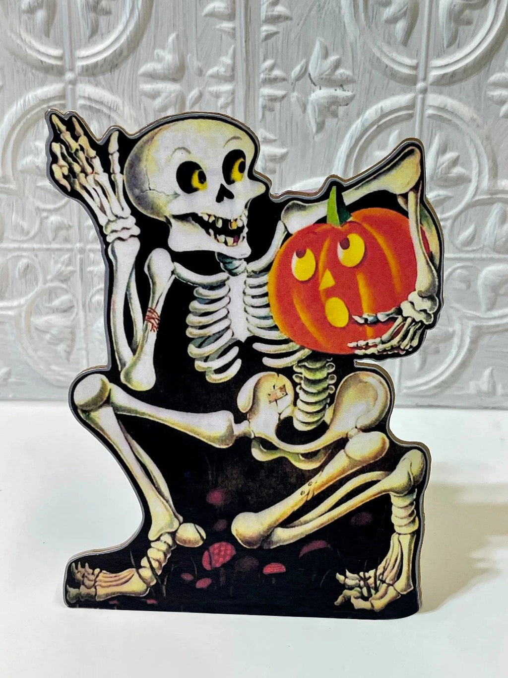 Decoração de mesa de esqueleto de Halloween, esqueleto segurando forma de abóbora, enfeites de mesa de madeira, presente de decoração de casa e festa assustador