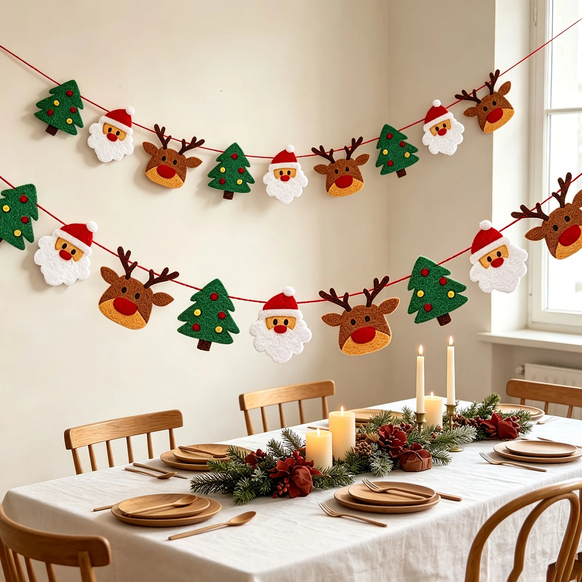 Guirlanda de feltro com tema natalino, incluindo renas, Papai Noel e enfeites de árvore de Natal, para pendurar em festas de inverno e celebrações natalinas.