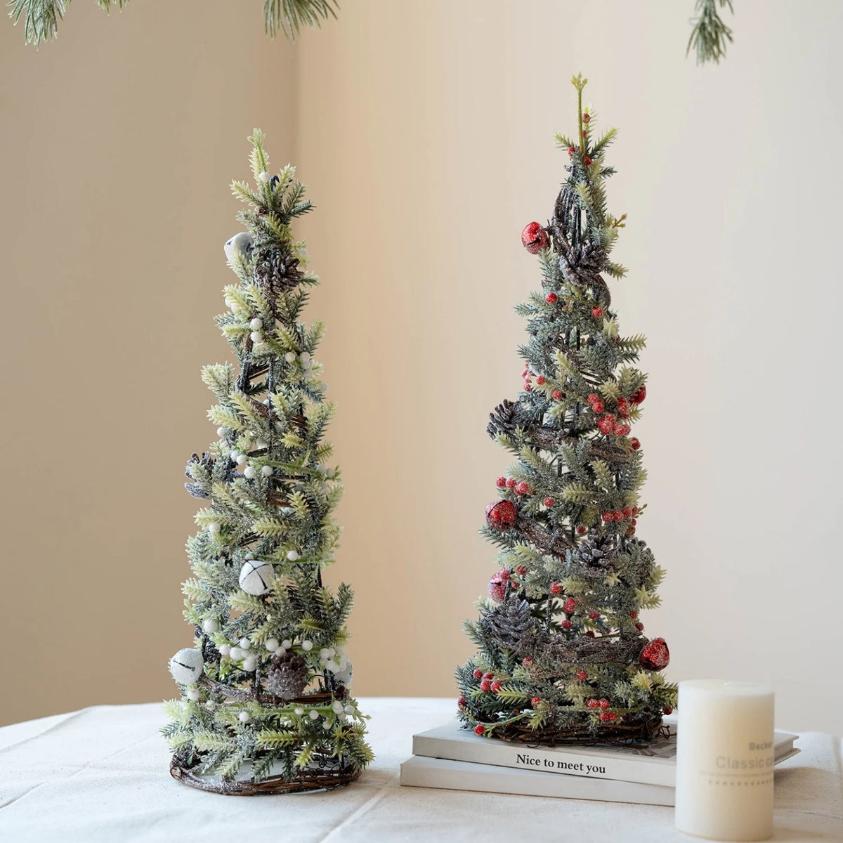 Árvore de Natal artificial de 40 cm, pequena, decorativa, ideal para festas em casa, como centro de mesa, enfeite para secretária, presente e decoração para lareira.