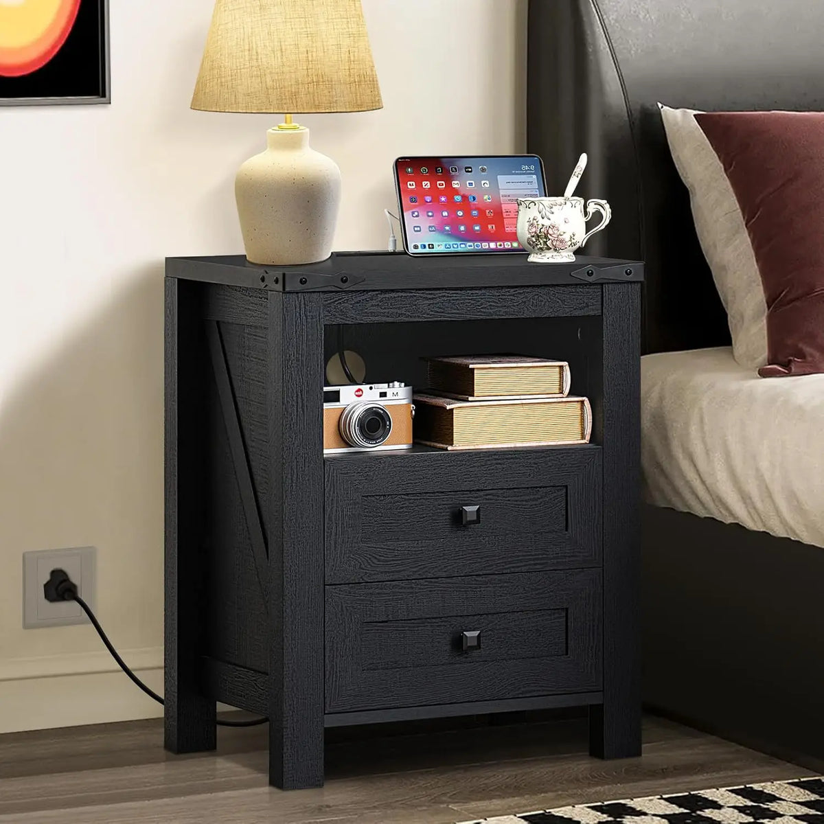 Mesa de cabeceira com estação de carregamento e porta USB, 2 gavetas e prateleira para armazenamento, móveis de quarto em estilo rústico, personalizável.