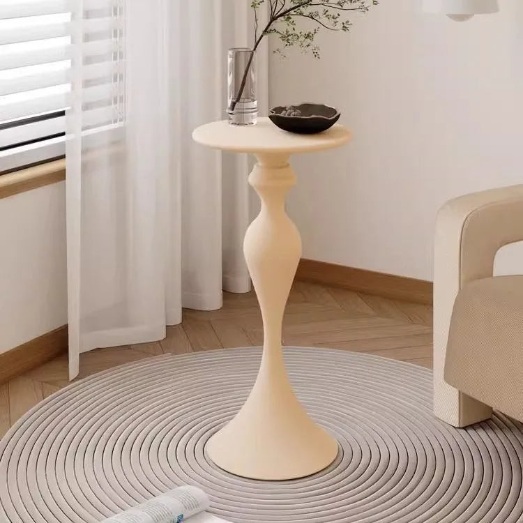 Apartamento pequeno com design minimalista moderno, sala de estar junto à cama, sofá, mesa de centro, mesa redonda de ferro, estilo ins.