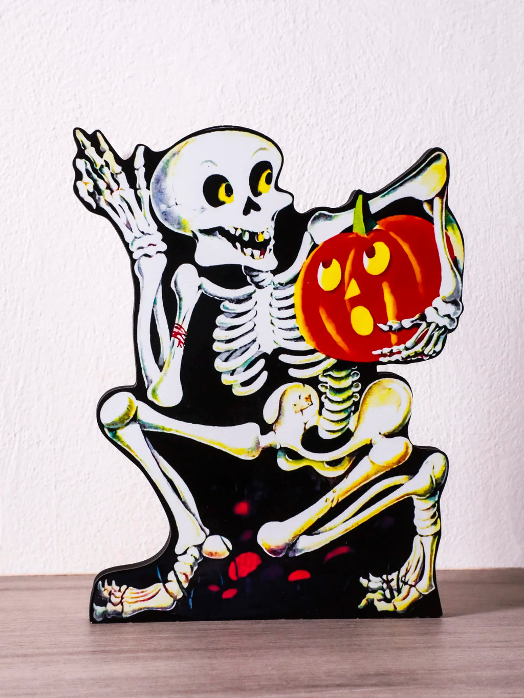 Decoração de mesa de esqueleto de Halloween, esqueleto segurando forma de abóbora, enfeites de mesa de madeira, presente de decoração de casa e festa assustador