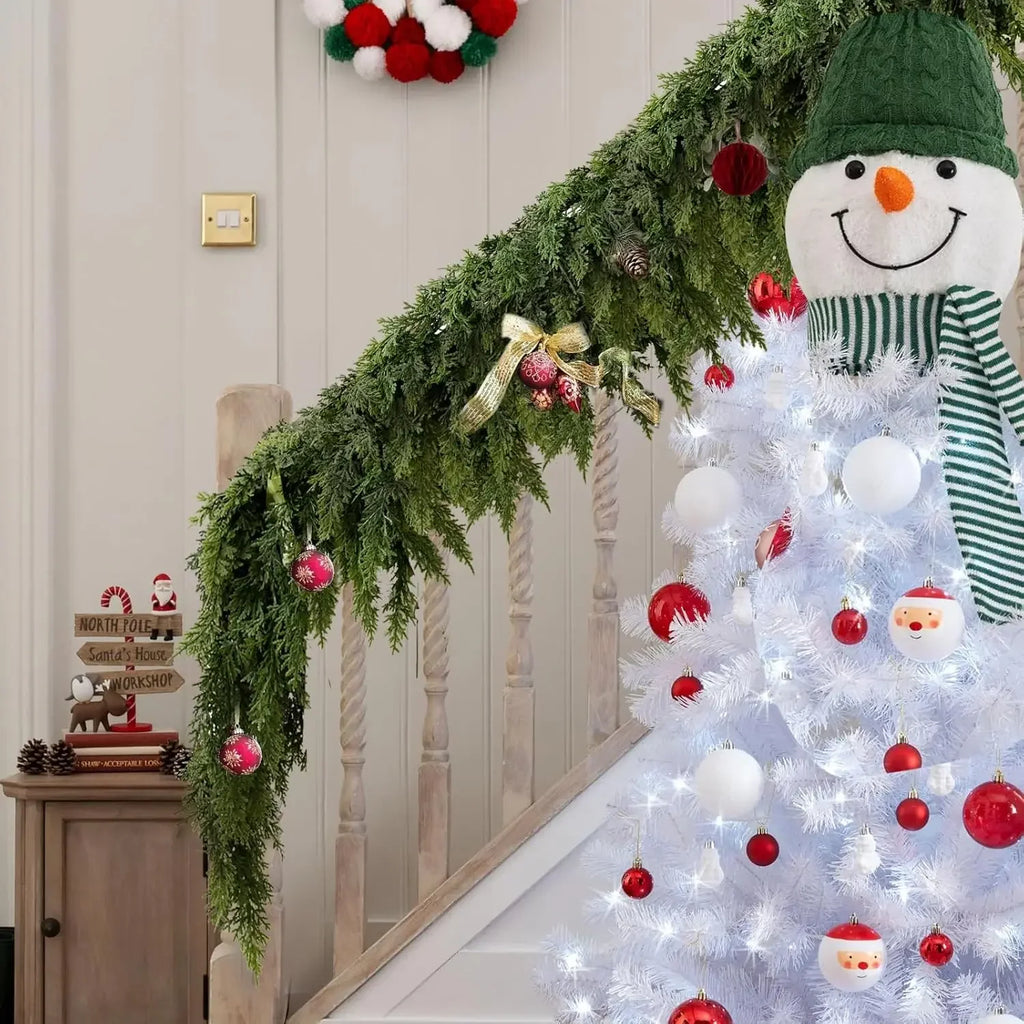 Guirlanda de árvore de Natal artificial com folhas de cipreste e enfeites de pinho para pendurar, ideal para decoração de festas em casa, áreas externas e jardins. Preço acessível.