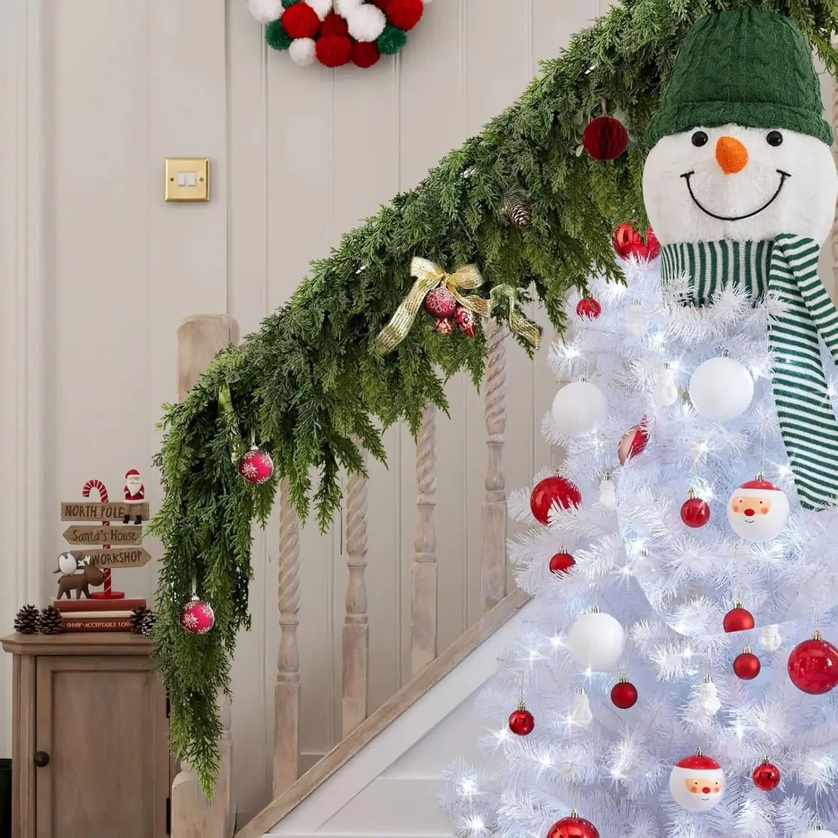 Guirlanda de árvore de Natal artificial com folhas de cipreste e enfeites de pinho para pendurar, ideal para decoração de festas em casa, áreas externas e jardins. Preço acessível.