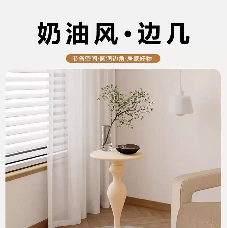 Apartamento pequeno com design minimalista moderno, sala de estar junto à cama, sofá, mesa de centro, mesa redonda de ferro, estilo ins.