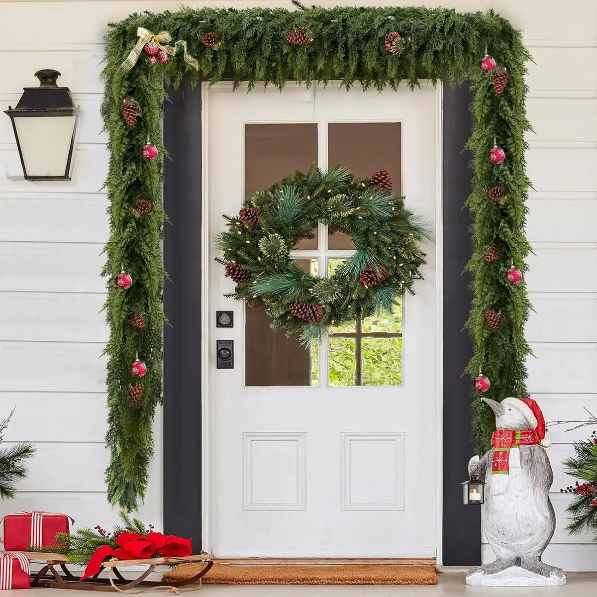 Guirlanda de árvore de Natal artificial com folhas de cipreste e enfeites de pinho para pendurar, ideal para decoração de festas em casa, áreas externas e jardins. Preço acessível.