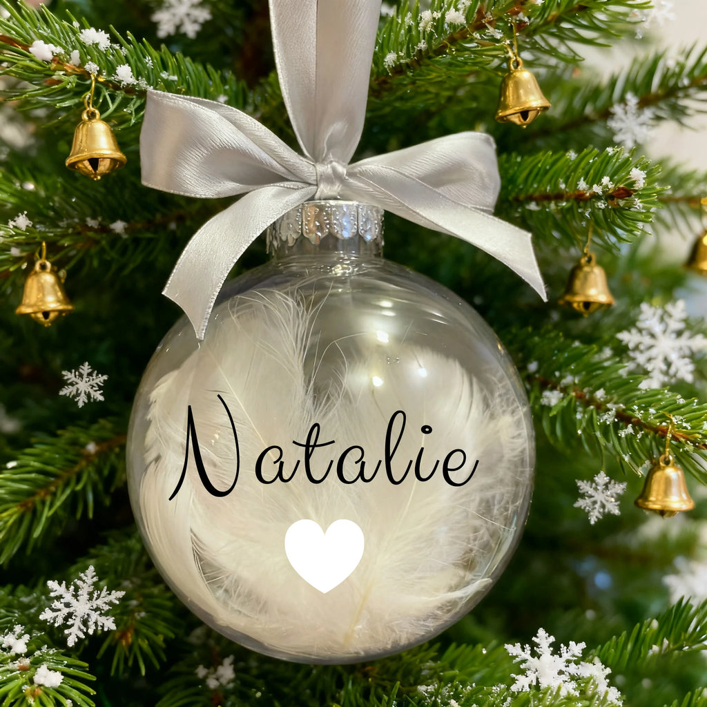 Um enfeite de Natal personalizado, uma bola decorativa para a árvore de Natal, com nome gravado, para a família e entes queridos, uma bola de Natal personalizada.