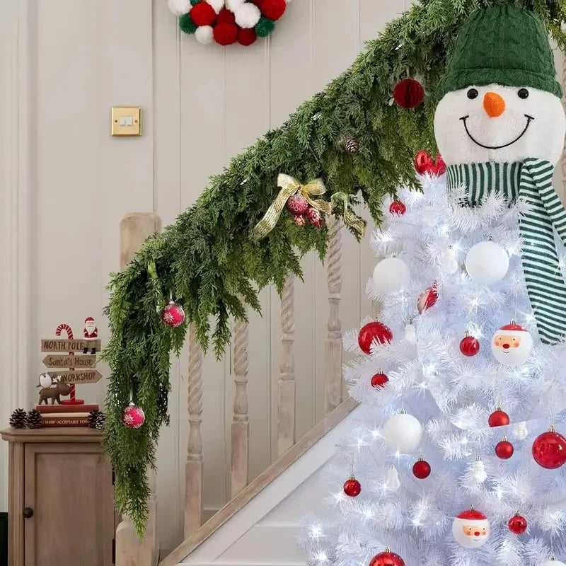 Guirlanda de árvore de Natal artificial com folhas de cipreste e enfeites de pinho para pendurar, ideal para decoração de festas em casa, áreas externas e jardins. Preço acessível.