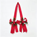 Laço de Natal para pendurar, com frutos vermelhos, agulhas de pinheiro e laço de veludo com bordas douradas e prateadas, para decoração de portas ou janelas.