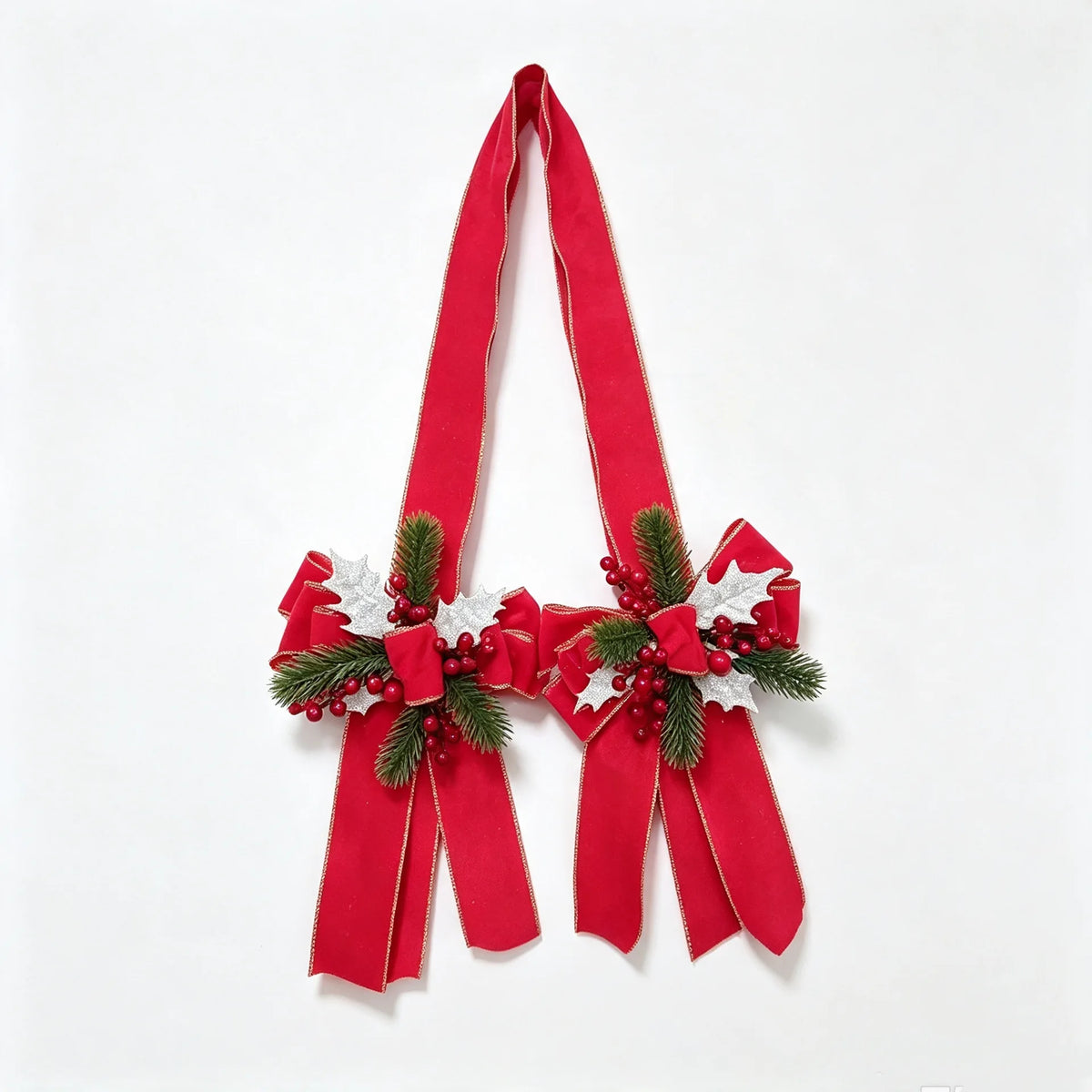 Laço de Natal para pendurar, com frutos vermelhos, agulhas de pinheiro e laço de veludo com bordas douradas e prateadas, para decoração de portas ou janelas.