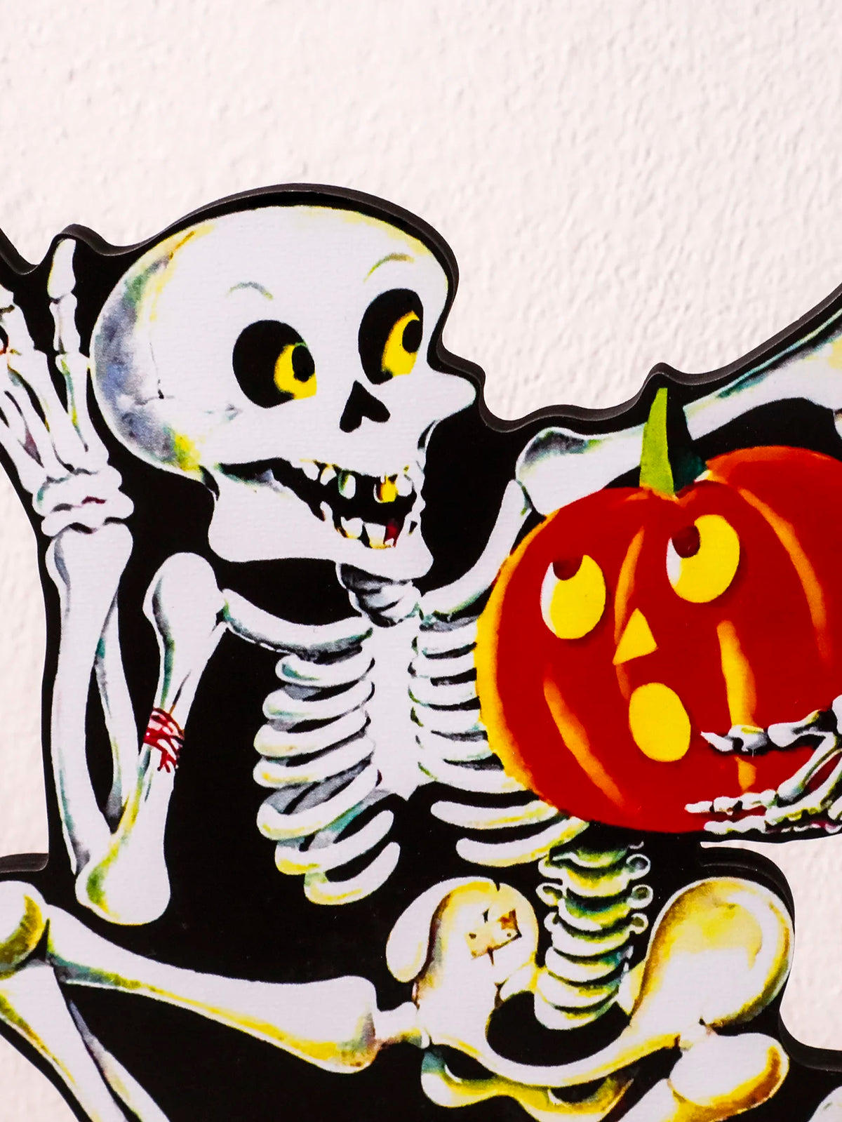 Decoração de mesa de esqueleto de Halloween, esqueleto segurando forma de abóbora, enfeites de mesa de madeira, presente de decoração de casa e festa assustador