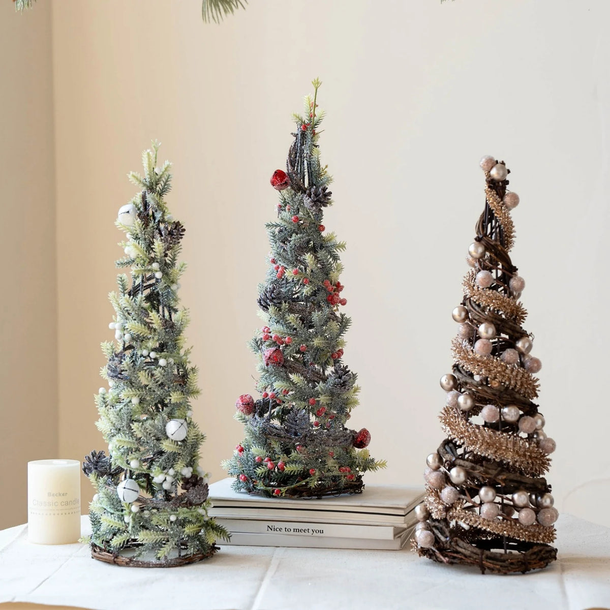 Árvore de Natal artificial de 40 cm, pequena, decorativa, ideal para festas em casa, como centro de mesa, enfeite para secretária, presente e decoração para lareira.