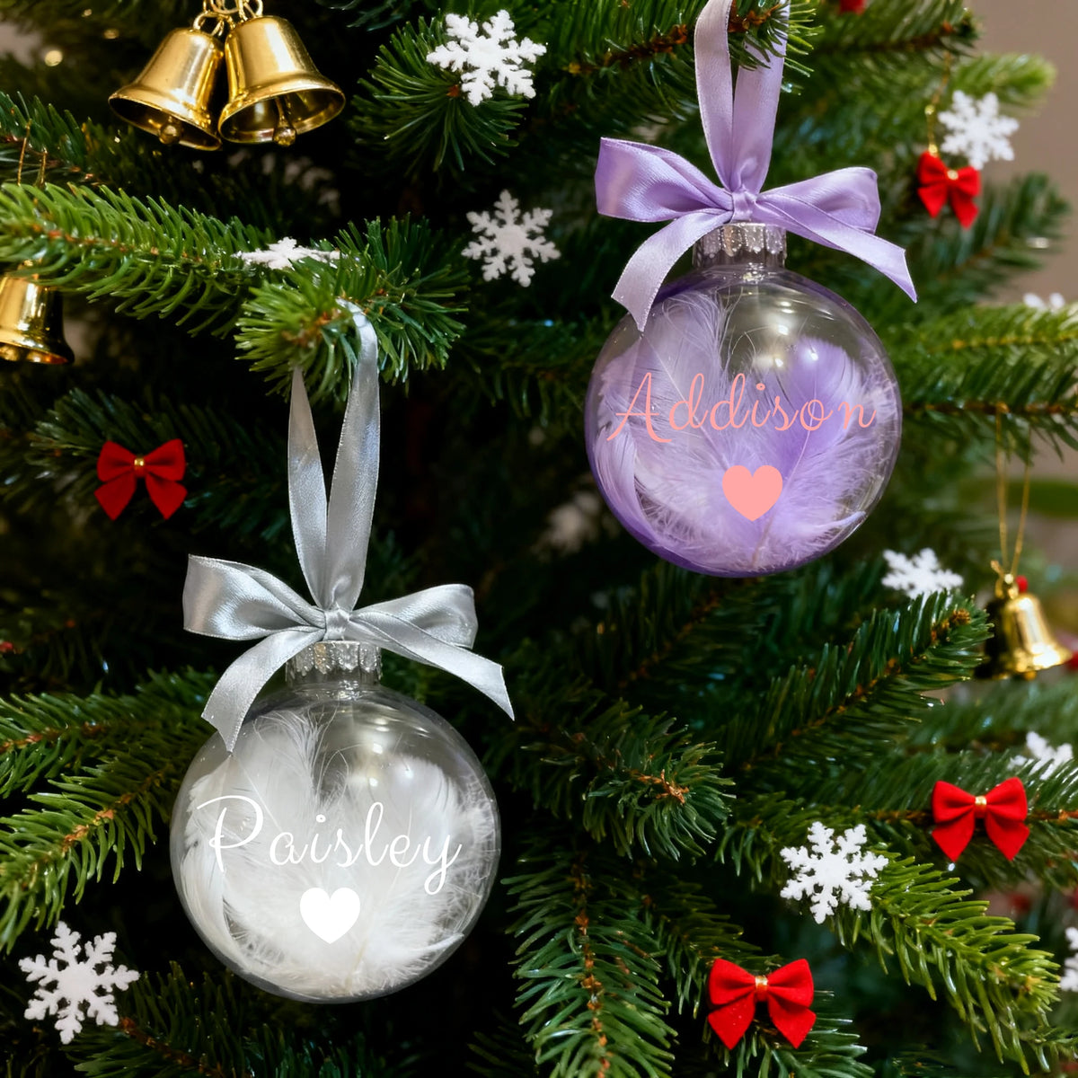 Um enfeite de Natal personalizado, uma bola decorativa para a árvore de Natal, com nome gravado, para a família e entes queridos, uma bola de Natal personalizada.