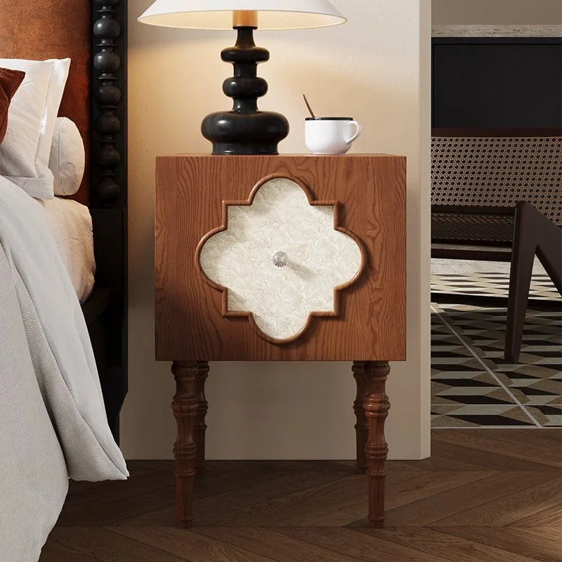Mesa de Cabeceira Antiga de Luxo de Alta Qualidade em Madeira de Freixo com Design Artístico de Trevo de Quatro Folhas, Armário Lateral para Sofá e Armário de Cabeceira para Quarto
