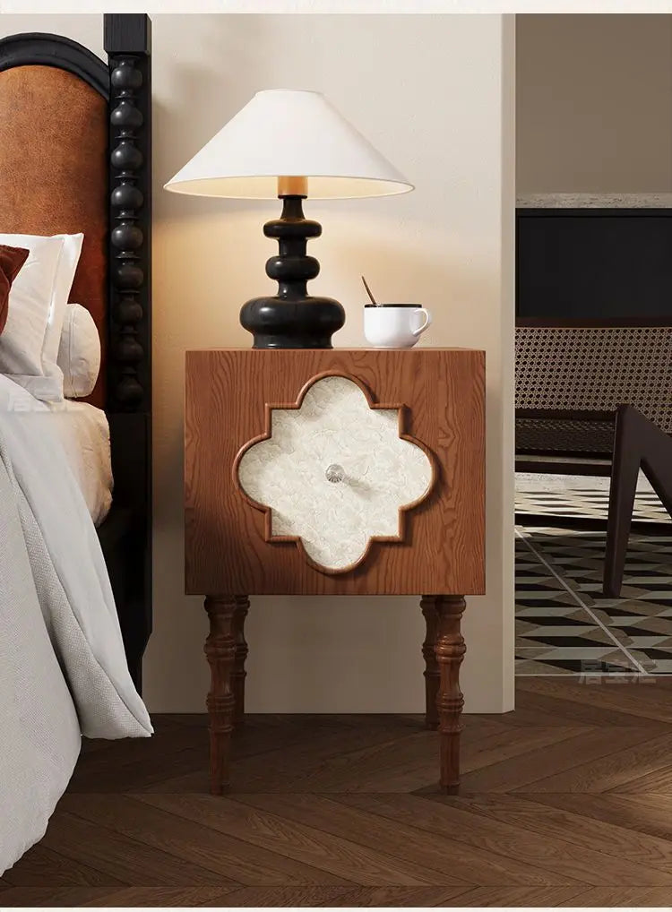 Mesa de Cabeceira Antiga de Luxo de Alta Qualidade em Madeira de Freixo com Design Artístico de Trevo de Quatro Folhas, Armário Lateral para Sofá e Armário de Cabeceira para Quarto