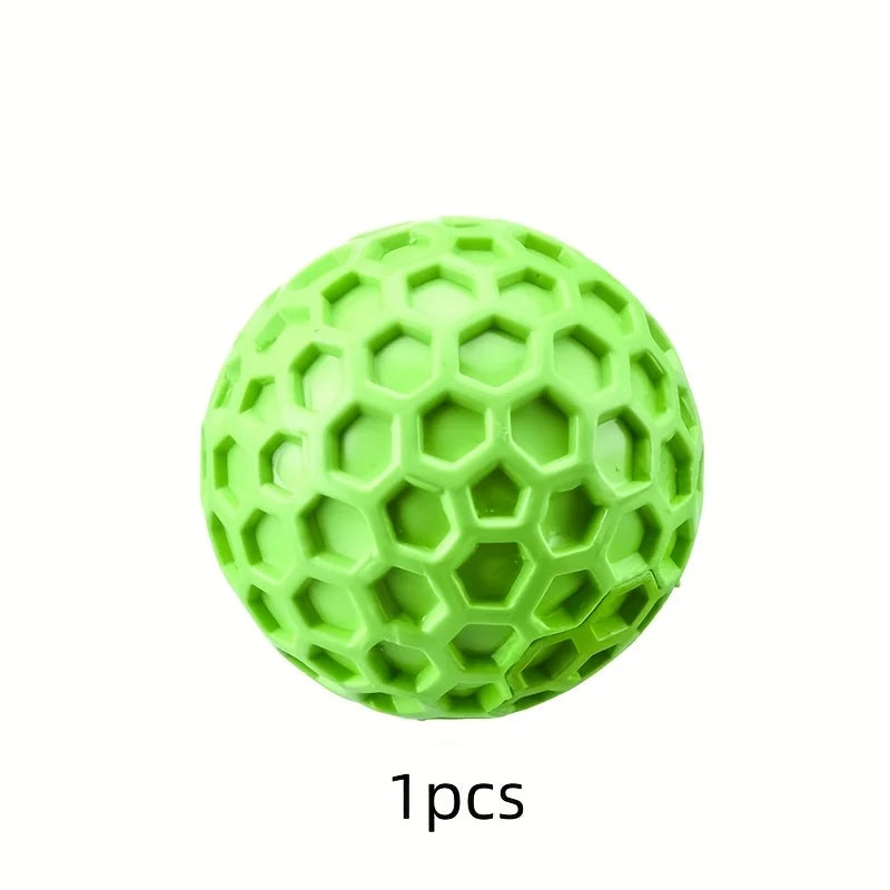 Brinquedo de Borracha Natural Resistente para Cães, Bola Indestrutível com Som para Mastigadores Agressivos, Sabor Carne, Design Hexagonal, Saúde Dental