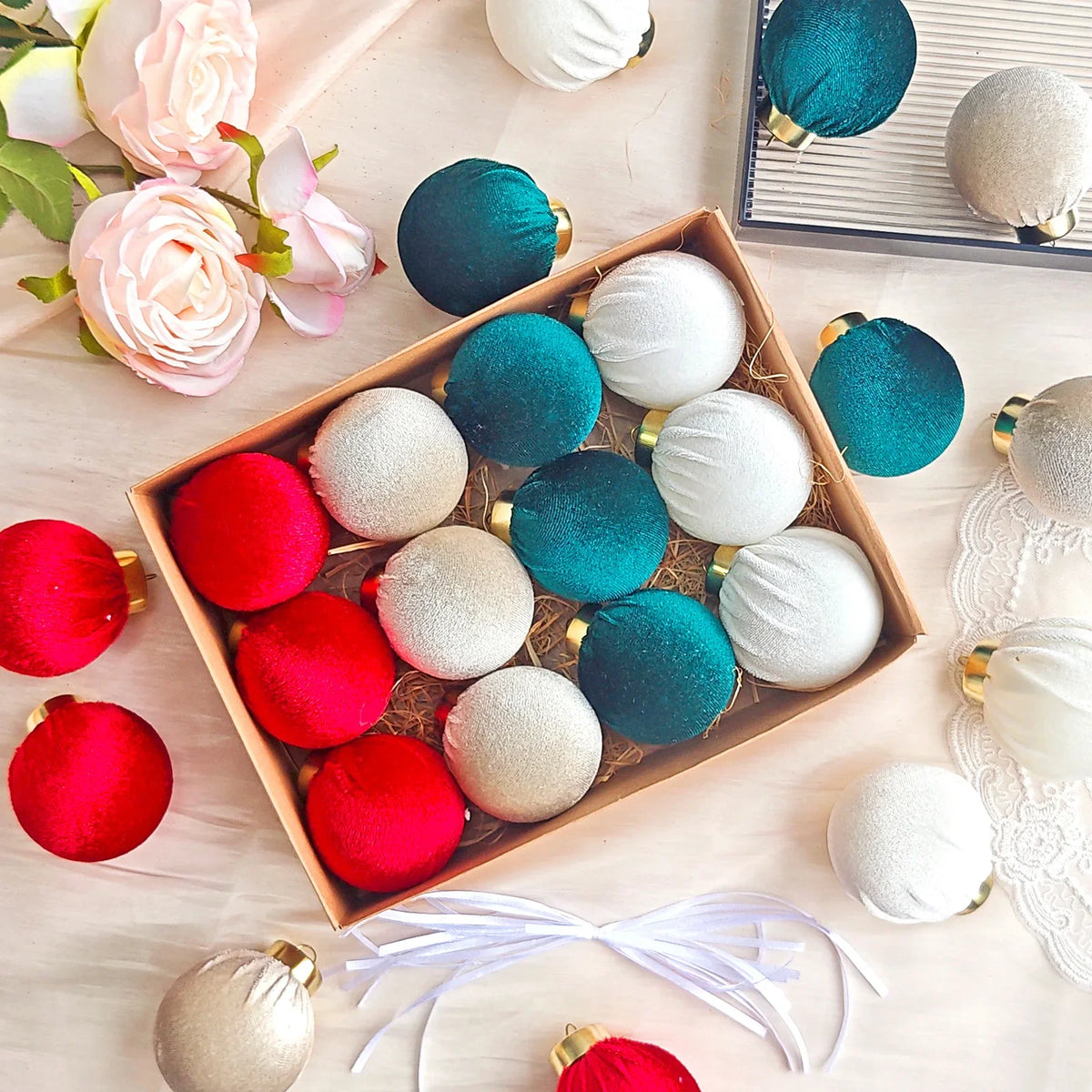 12 unidades de enfeites de Natal em forma de bolas, revestidos com tecido macio, para pendurar na árvore de Natal, presente de Natal e Ano Novo.