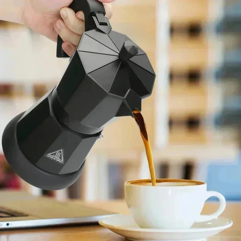 Cafeteira elétrica de alumínio 220v 300ml, estilo italiano, com plugue europeu, para uso doméstico, rápida e conveniente.