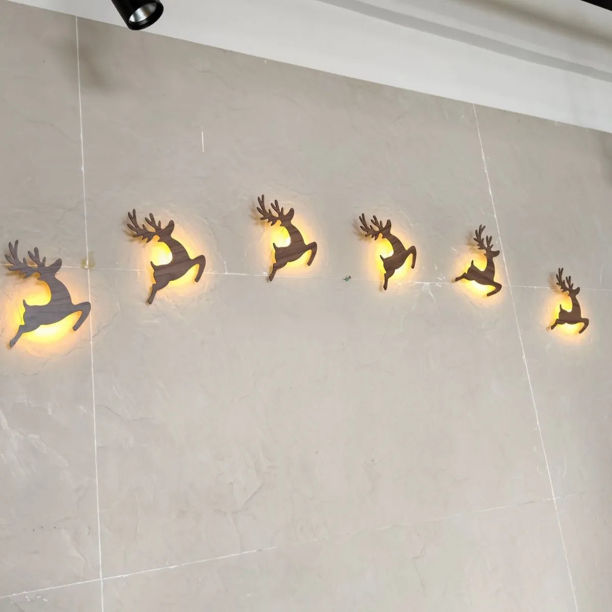Decoração de parede natalina com luzes LED, trenó do Papai Noel, renas, árvore de pinheiro, encaixe recortado, para pendurar na moldura da porta, decoração para festas e celebrações em casa.