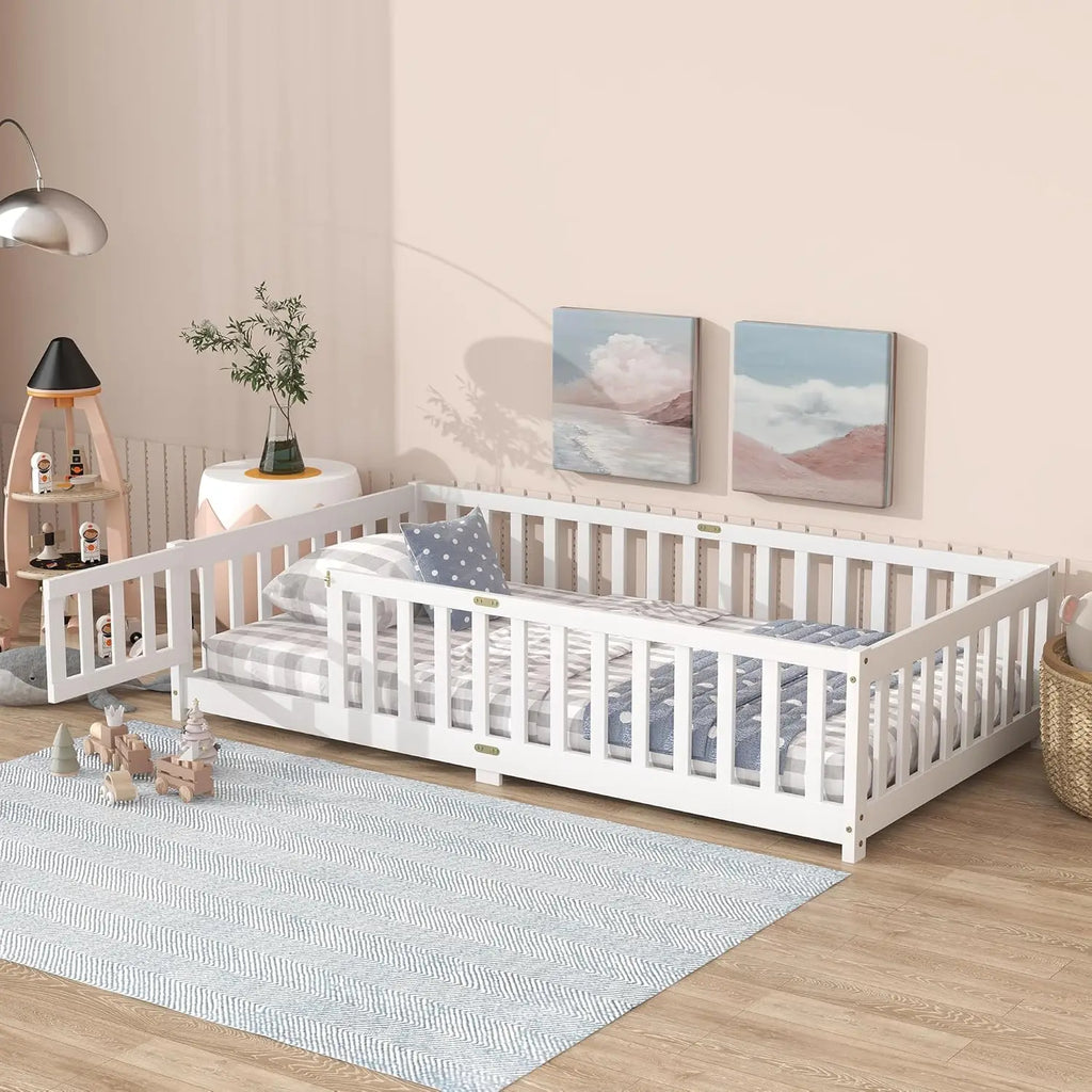 Cama de chão de tamanho duplo com ripas e porta, estrutura de cama de chão Montessori com trilhos altos, camas infantis de madeira dupla com cerca, sem caixa de mola